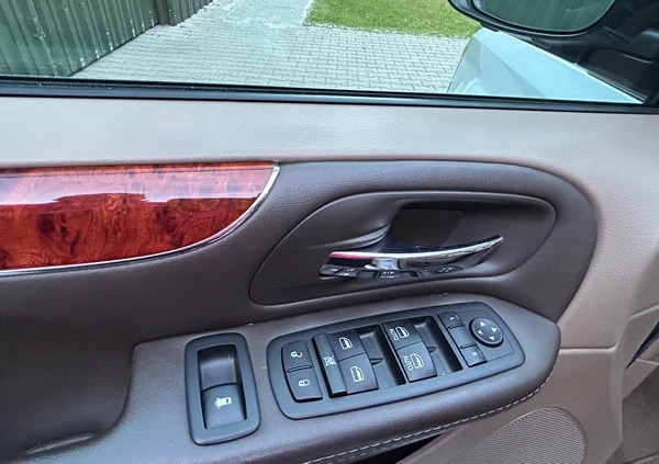 Chrysler Town &amp; Country cena 84000 przebieg: 104000, rok produkcji 2015 z Warszawa małe 436